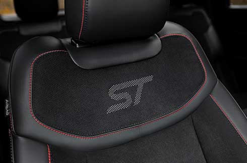 Asientos deportivos equipados en Ford Explorer ST 2025, SUV Familiar de Alto Desempeño